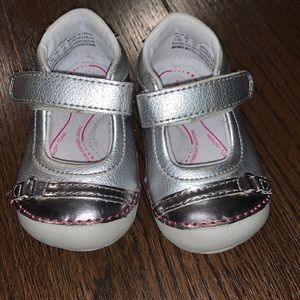 Stride rite size 3 1/2 Maryjane sneakers, silver metallic excellent condition